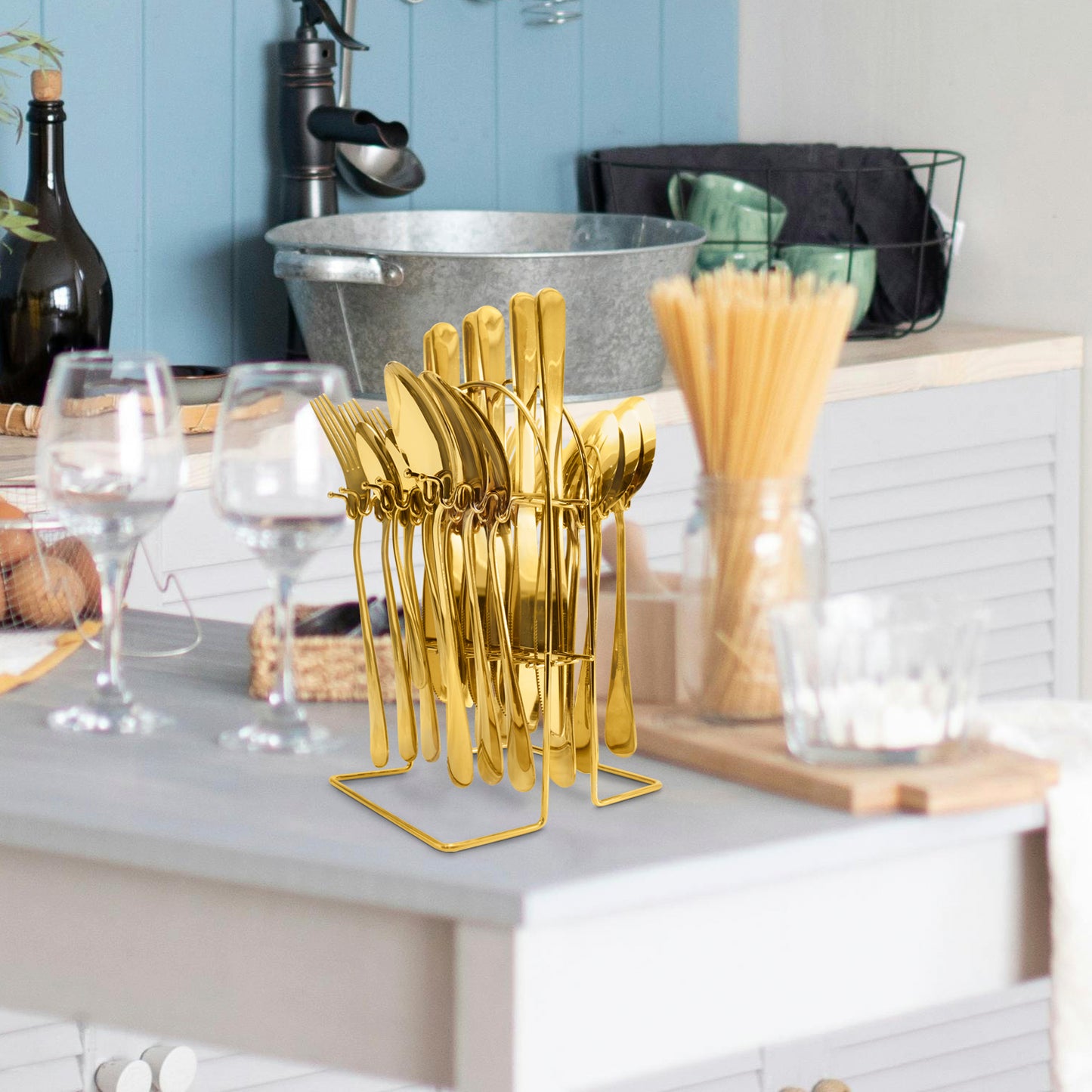 Juego de cubiertos dorados de acero inoxidable con base