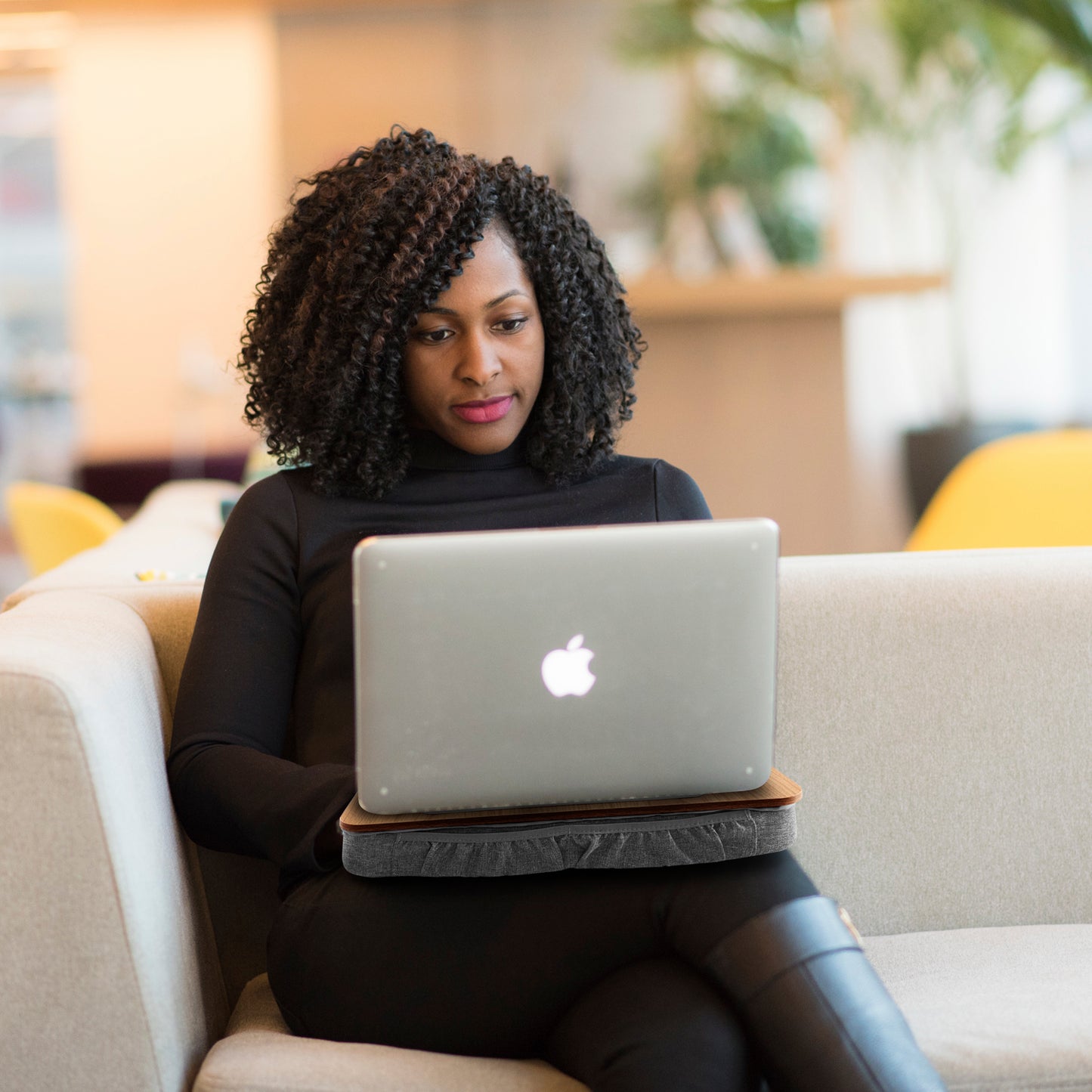 Mesa para laptop acojinada